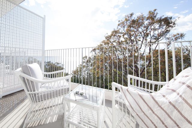 balcony_bright